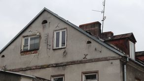 Na kamienicy przy ul. Prostej widać wloty/ To tędy gołębie wlatują na strych 