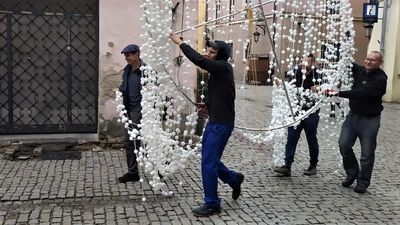 Pracownicy Warsztatów Kultury nieśli już na Szambelańską pracę zbudowaną z czterech tysięcy piłeczek pingponowych.
