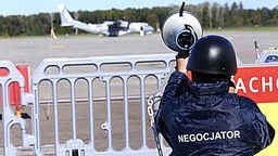 Zakładnicy w porwanym samolocie na lotnisku Lublin. Ćwiczenia wojska i policji