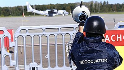 Zakładnicy w porwanym samolocie na lotnisku Lublin. Ćwiczenia wojska i policji