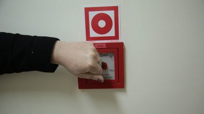 Biała Podlaska: Próbna ewakuacja w szkole. Rodzic pyta po co robić sztuczne zbiegowisko