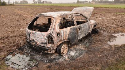 Lubelskie: Samochód stanął w płomieniach. W pobliżu auta leżał starszy mężczyzna