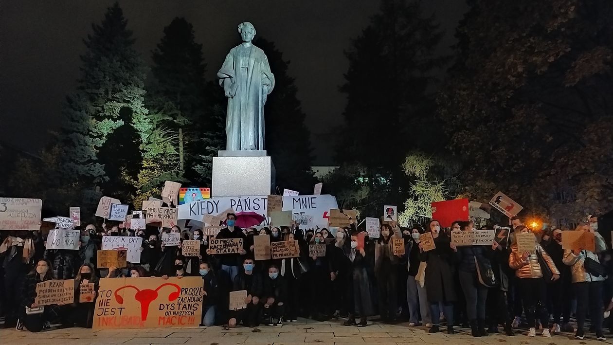 Uczestnicy protestu na placu Skłodowskiej-Curie