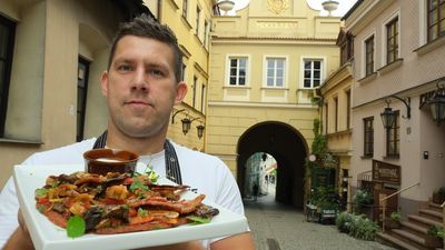 – Ważny jest gatunek ziemniaków, sposób ścierania ziemniaków, odciśnięcie wody, rodzaj cebuli, który dodaje się do masy ziemniaczanej, zestaw przypraw i rodzaj oleju na, którym się smaży placki – tłumaczy Marek Panek.