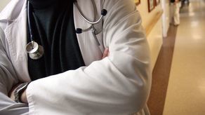 Zbadał kolano, zalecił okłady a pacjent zmarł. Lekarz lubelskiego szpitala usłyszał wyrok