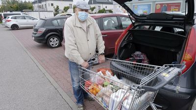 – Teraz kiedy Lublin jest już czerwoną strefą chcemy robić zakupy tylko raz w tygodniu. Sytuacja staje się coraz poważniejsza. Chcemy na to reagować - mówi pan Waldemar.