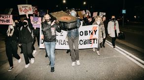 Marsz żałobny dla praw kobiet w Zamościu. Protestujący szli z trumną