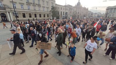 Nie noszą maseczek, nie wierzą w pandemię koronawirusa. Kilkaset osób protestuje w Lublinie