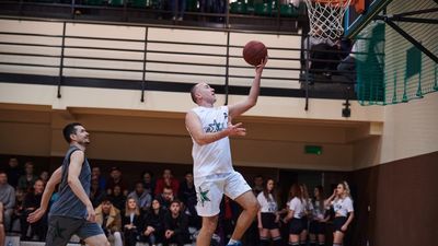 Paweł Zdeb (z piłką) rozegrał świetny mecz, ale jego Rodmos uległ Alco