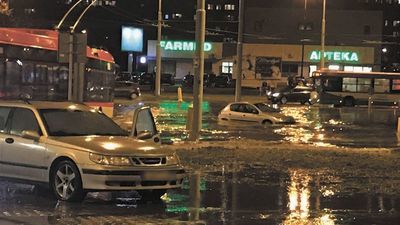 Na rondzie Berbeckiego zatkały się w poniedziałek studzienki 