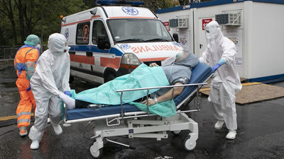 "Coraz częściej karetki jeżdżą między szpitalami, które odmawiają przyjęcia". Rozmowa z ratownikiem medycznym z Lublina