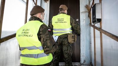 Żołnierze WOT od samego początku epidemii pomagają w jej zwalczaniu. Uczestniczą też w różnych akcjach pomocy, np. seniorom