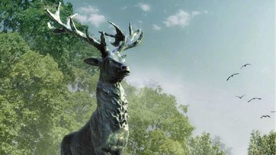 Rzeźba jelenia stanie na placu Wolności w Parczewie