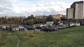 Pozwolenie obejmuje m.in. miejską działkę z parkingiem strzeżonym koło ul. Wyżynnej, przez który ma przechodzić droga dojazdowa do nowych obiektów. Dzierżawczyni miejskiej działki zapewnia, że parking strzeżony nadal będzie działał