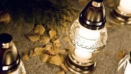 W przypadku pochówku osoby zakażonej koronawirusem obwiązują bardziej restrykcyjne przepisy, nakazujące m.in. przeprowadzenie dezynfekcji zwłok. Należy też „unikać ubierania zwłok do pochówku oraz okazywania zwłok”