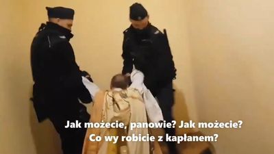 Policjanci wynieśli za ręce księdza Michała Woźnickiego podczas nabożeństwa [wideo]