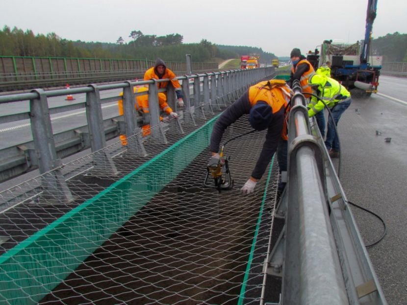 Pierwsze takie dodatkowe zabezpieczenia pojawiły się już na autostradzie A4 pomiędzy Balicami i Tarnowem, A1 poniżej Torunia, S7 w Skomielnej Białej i Skawie, na S52 pod Krakowem oraz na obwodnicy Inowrocławia na DK15 i DK25