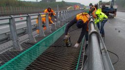 Pierwsze takie dodatkowe zabezpieczenia pojawiły się już na autostradzie A4 pomiędzy Balicami i Tarnowem, A1 poniżej Torunia, S7 w Skomielnej Białej i Skawie, na S52 pod Krakowem oraz na obwodnicy Inowrocławia na DK15 i DK25