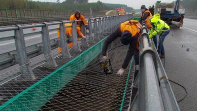 Pierwsze takie dodatkowe zabezpieczenia pojawiły się już na autostradzie A4 pomiędzy Balicami i Tarnowem, A1 poniżej Torunia, S7 w Skomielnej Białej i Skawie, na S52 pod Krakowem oraz na obwodnicy Inowrocławia na DK15 i DK25