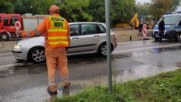 Mężczyzna wpadł do studni. Akcja ratunkowa spotęgowała korki na Poniatowskiego