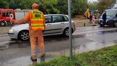 Mężczyzna wpadł do studni. Akcja ratunkowa spotęgowała korki na Poniatowskiego