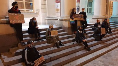 Milczący protest na schodach Ratusza. "Moja macica, nie wasz inkubator"
