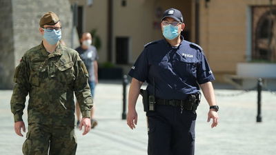 Jaki mandat grozi za brak maseczki? Od soboty będzie trzeba ją nosić wszędzie