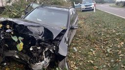 Koło Lublina mercedes wypadł z drogi, uderzył w ogrodzenie i zatrzymał się na drzewie