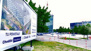 Blok zmiecie drzewa na Czechowie