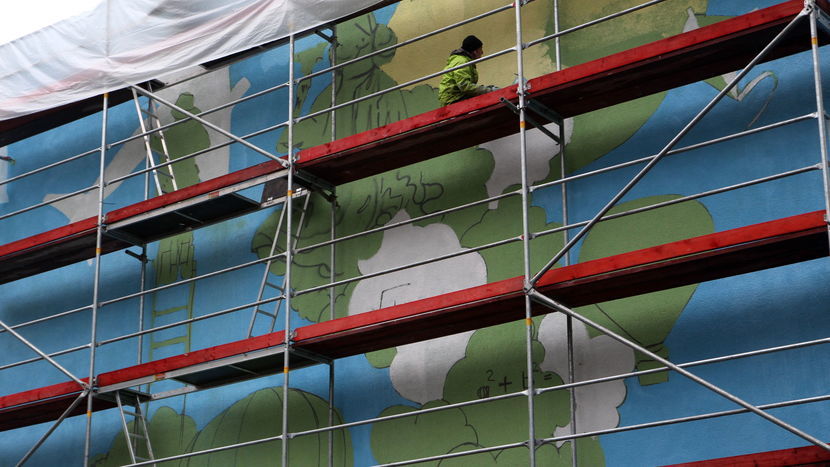 Powstający na ścianie SP nr 6 mural to pierwsze takie przedsięwzięcie w Puławach. Jego projekt, zgodnie z życzeniem urzędników, nawiązuje do lotnictwa. Artyści używają farb w sprayu oraz tych tradycyjnych do malowania elewacji 