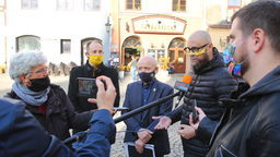 Jacek Bury (w środku) podczas konferencji prasowej z udziałem lubelskich restauratorów