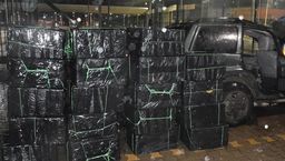 Pościg przy samej granicy. Terenówka wypełniona papierosami za ponad ćwierć miliona złotych