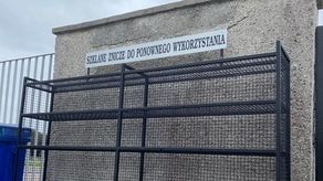 Na komunalnym cmentarzu pojawił się regał na znicze, które można wykorzystać ponownie