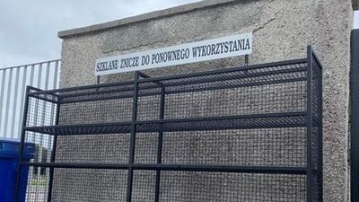 Na komunalnym cmentarzu pojawił się regał na znicze, które można wykorzystać ponownie