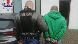 Zatrzymany 39-letni mężczyzna doprowadzany przez policjanta.