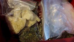 Dodatkowo podczas prowadzonych czynności w miejscu zamieszkania 31-latka policjanci ujawnili w zamrażarce narkotyki