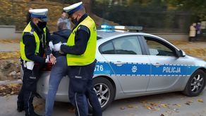 Gdy policjanci zatrzymali ruch pieszych, mężczyzna ten nie stosował się do poleceń i nie chciał opuścić przejścia dla pieszych