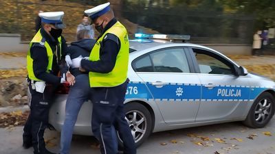 Gdy policjanci zatrzymali ruch pieszych, mężczyzna ten nie stosował się do poleceń i nie chciał opuścić przejścia dla pieszych