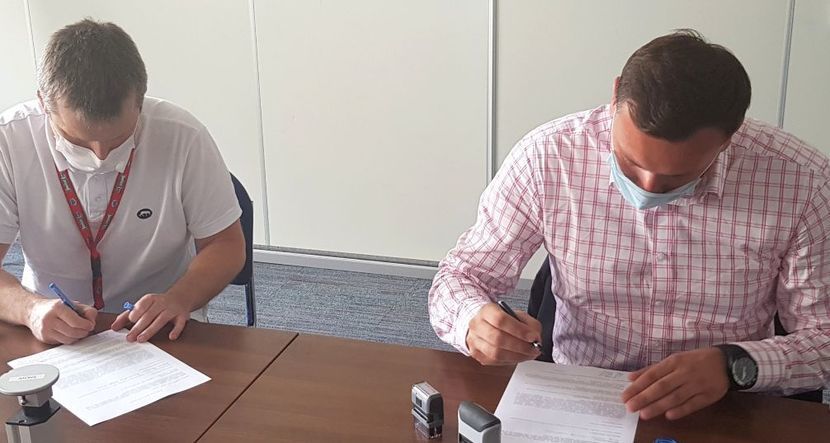 Artur Młotek (z lewej) z Nałęczowianki oraz burmistrz Wiesław Pardyka podpisali umowę, na mocy której gmina otrzyma od firmy celową dotację na rozbudowę sieci kanalizacji.