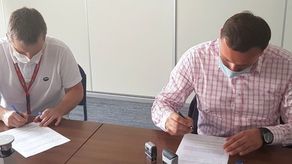 Artur Młotek (z lewej) z Nałęczowianki oraz burmistrz Wiesław Pardyka podpisali umowę, na mocy której gmina otrzyma od firmy celową dotację na rozbudowę sieci kanalizacji.