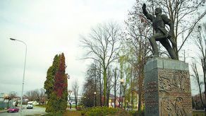 Na obecnym miejscu zostanie też Pomnik Partyzanta (z końca lat 60. XX w.), którego autorem jest prof. Franciszek Strynkiewicz z ASP w Warszawie