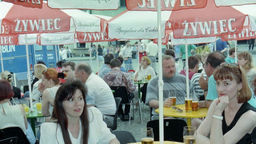 W szarej koszulce siedzi Maciej Kaczanowski