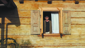 Tu na wsi trwa walka z naturą, życie wymaga wysiłku, trzeba porąbać drewno, zanieść do kuchni. Tu jestem innym człowiekiem. Spokojnym i szczęśliwym. Pogodnym człowiekiem