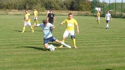 Piłkarze GKS Niemce (żółte stroje) mają teraz znacznie poważniejsze zmartwienia, niż te boiskowe