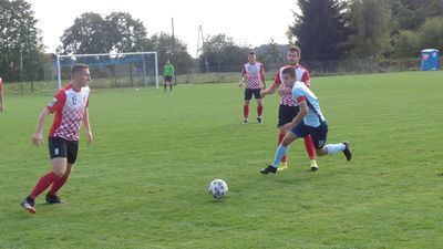 Bartłomiej Poleszak (w niebieskim stroju) był groźny zarówno w ofensywie, jak i defensywie