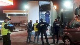 Kierowca ciężarówki usłyszał dziwne odgłosy dobiegające z naczepy