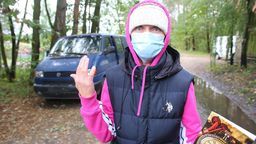 Na działce leżącej w obrębie parku krajobrazowego trwa rozbiórka samochodów. Mieszkająca po sąsiedzku Ewa Słowikowska mówi, że auta były zwożone lawetami