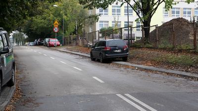 Przy ul. rotm. Pileckiego powstanie nowy chodnik z miejscami postojowymi