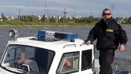 Policjanci wyciągnęli z wody na swoje łodzie 37-latka oraz jego 8-letniego syna i przetransportowali ich na brzeg
