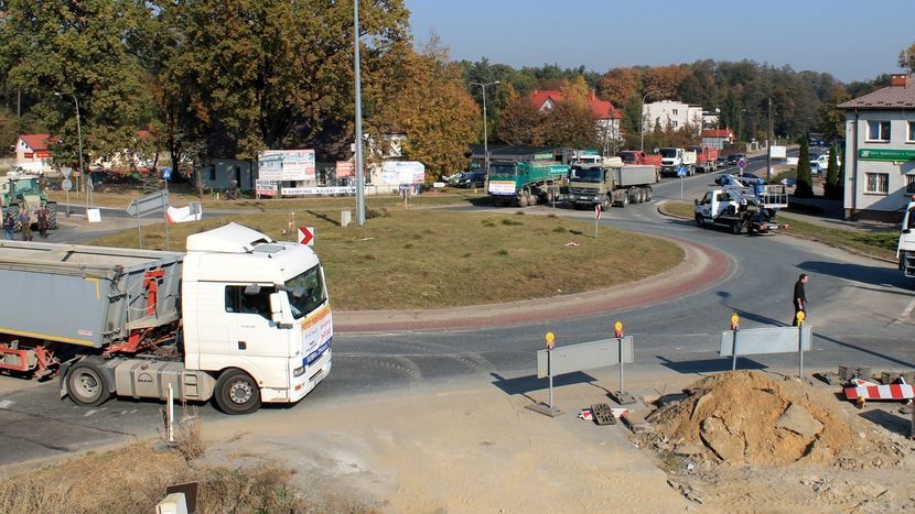 Dzięki budowie S17 wzrosła atrakcyjność działek położonych pomiędzy starym (na zdjęciu), a nowym rondem w gminie Żyrzyn. Większość terenów inwestycyjnych w pobliżu węzła została wykupiona